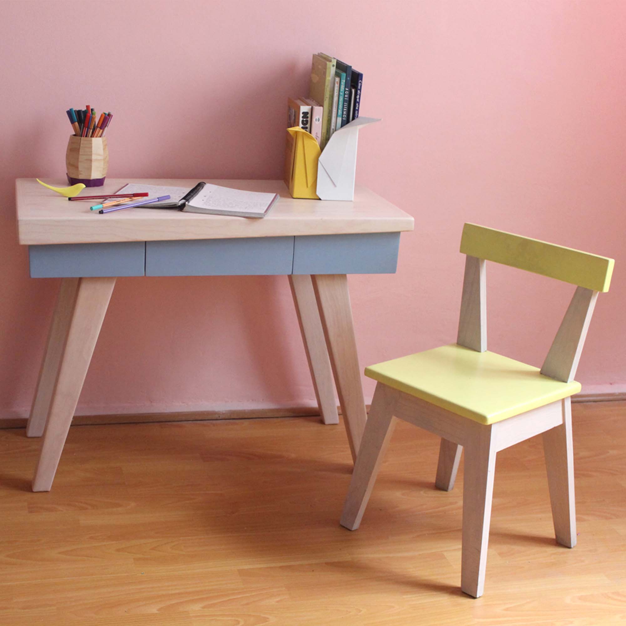 Mesa para niños de madera con dos silla. - Dolce Casa